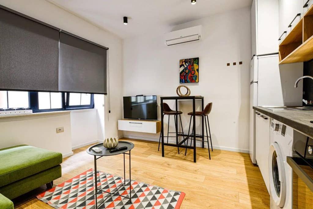 Lina -Tia Lovely New Bazaar Apartment Tiranë Eksteriør bilde